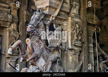 Steinfiguren im Madurai Meenakshi Amman Temple Complex (Arulmigu Meenakshi Sundareshwarar Temple) in Madurai, Tamil Nadu, Indien. Der Tempel befindet sich im Zentrum der alten Tempelstadt Madurai, die in der Literatur der Tamil Sangam erwähnt wird, wobei der Göttentempel in Texten aus dem 6.. Jahrhundert u.Z. erwähnt wird. Madurai Meenakshi Sundareswarar Tempel wurde von König Kulasekara Pandya (1190-1216 CE) gebaut. Er baute die Hauptteile der dreistöckigen Gopura (Turm) am Eingang des Sundareswarar Shrine und der zentrale Teil des Göttin Meenakshi Shrine sind einige der frühesten überlebenden Teile Stockfoto