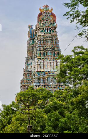 Bunte Figuren hinduistischer Gottheiten schmücken den Gopura-Turm des Madurai Meenakshi Amman Temple (Arulmigu Meenakshi Sundareshwarar Temple) in Madurai, Tamil Nadu, Indien. Der Tempel befindet sich im Zentrum der alten Tempelstadt Madurai, die in der Literatur der Tamil Sangam erwähnt wird, wobei der Göttentempel in Texten aus dem 6.. Jahrhundert u.Z. erwähnt wird. Madurai Meenakshi Sundareswarar Tempel wurde von König Kulasekara Pandya (1190-1216 CE) gebaut. Er baute die Hauptteile der dreistöckigen Gopura (Turm) am Eingang des Sundareswarar Shrine und der zentrale Teil des Göttin Meenakshi Shrine sind s Stockfoto