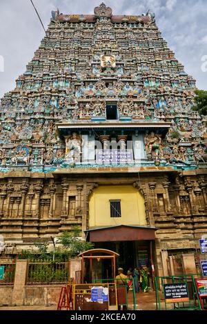 Madurai Meenakshi Amman Tempel (Arulmigu Meenakshi Sundareshwarar Tempel) befindet sich in Madurai, Tamil Nadu, Indien. Der Tempel befindet sich im Zentrum der alten Tempelstadt Madurai, die in der Literatur der Tamil Sangam erwähnt wird, wobei der Göttentempel in Texten aus dem 6.. Jahrhundert u.Z. erwähnt wird. Madurai Meenakshi Sundareswarar Tempel wurde von König Kulasekara Pandya (1190-1216 CE) gebaut. Er baute die Hauptteile der dreistöckigen Gopura (Turm) am Eingang des Sundareswarar Shrine und der zentrale Teil des Göttin Meenakshi Shrine sind einige der frühesten überlebenden Teile des Tempels. (Foto von Crea Stockfoto