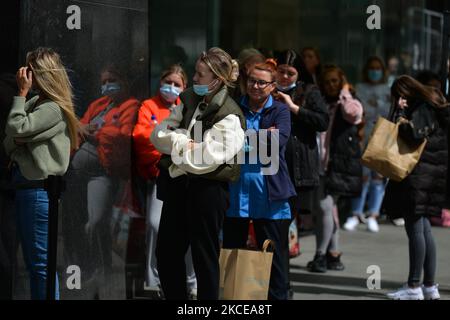 Menschen, die vor dem ZARA-Geschäft in der Hennry Street in Dublin Schlange beim Einkaufen stehen. Nach fünf Monaten strikter Lockerung findet die erste Phase der Auftauung der irischen Wirtschaft und der Lockerung der Beschränkungen statt. Ab heute ist das Reisen zwischen den Bezirken erlaubt. Galerien, Museen und Bibliotheken, Friseure und Barbiere können wieder eröffnet werden. Die wichtigsten Änderungen betreffen auch den unwesentlichen Einzelhandel durch Ernennungen, Lockerung der Regeln für Treffen im Freien und die Wiederaufnahme des religiösen Gottesdienstes in Kirchen. Am Montag, den 10. Mai 2021, in Dublin, Irland. (Foto von Artur Widak/NurPhoto) Stockfoto