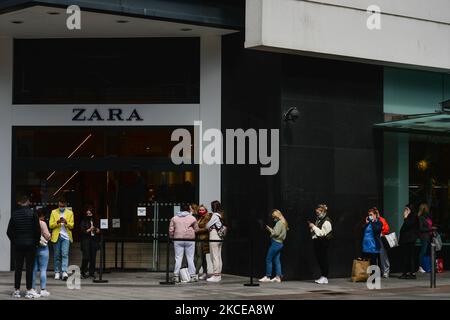 Menschen, die vor dem ZARA-Geschäft in der Hennry Street in Dublin Schlange beim Einkaufen stehen. Nach fünf Monaten strikter Lockerung findet die erste Phase der Auftauung der irischen Wirtschaft und der Lockerung der Beschränkungen statt. Ab heute ist das Reisen zwischen den Bezirken erlaubt. Galerien, Museen und Bibliotheken, Friseure und Barbiere können wieder eröffnet werden. Die wichtigsten Änderungen betreffen auch den unwesentlichen Einzelhandel durch Ernennungen, Lockerung der Regeln für Treffen im Freien und die Wiederaufnahme des religiösen Gottesdienstes in Kirchen. Am Montag, den 10. Mai 2021, in Dublin, Irland. (Foto von Artur Widak/NurPhoto) Stockfoto