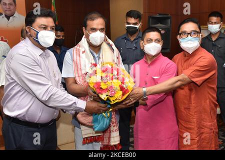 Assam-Chefministerin Himanta Biswa Sarma, die von Staatspräsident Ranjit Kumar und Parlamentsabgeordneter Dilip Saikia im Parteibüro Hengragari in Guwahati, indien, am Dienstag, den 11. Mai, 2021. (Foto von Anuwar Hazarika/NurPhoto) Stockfoto