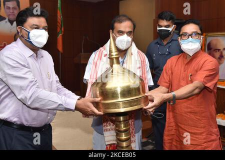 Assam-Chefministerin Himanta Biswa Sarma, die von Staatspräsident Ranjit Kumar und Parlamentsabgeordneter Dilip Saikia im Parteibüro Hengragari in Guwahati, indien, am Dienstag, den 11. Mai, 2021. (Foto von Anuwar Hazarika/NurPhoto) Stockfoto