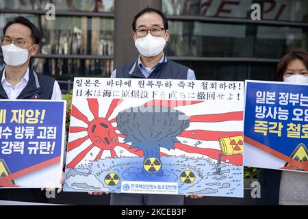 Mitglieder der Föderation der koreanischen Seefahrerverbände verurteilen Japans Entscheidung, kontaminiertes Wasser aus dem verkrüppelten Kernkraftwerk Fukushima am 11. Mai 2021 in Seoul, Südkorea, in den Ozean zu entlassen. (Foto von Chris Jung/NurPhoto) Stockfoto