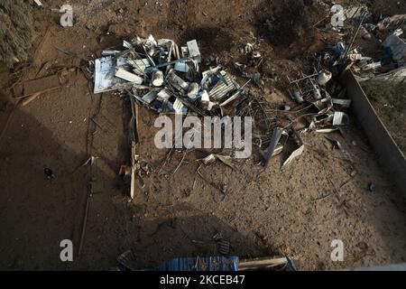 Am 11. Mai 2021 inspizieren Palästinenser den Ort eines israelischen Luftanschlags in Gaza-Stadt, inmitten einer Aufflammen der israelisch-palästinensischen Gewalt. (Foto von Majdi Fathi/NurPhoto) Stockfoto