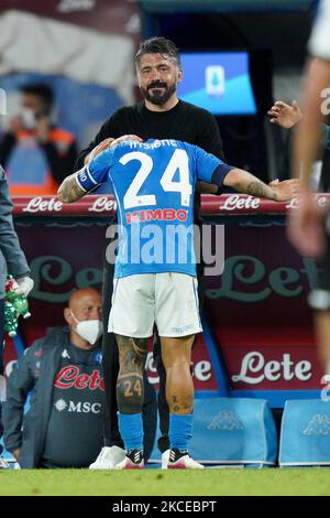 Lorenzo Insigne von SSC Napoli feiert nach dem fünften Tor mit Gennaro Gattuso Manager von SSC Napoli während der Serie Ein Spiel zwischen Napoli und Udinese im Stadio Diego Armando Maradona, Neapel, Italien am 11. Mai 2021. (Foto von Giuseppe Maffia/NurPhoto) Stockfoto