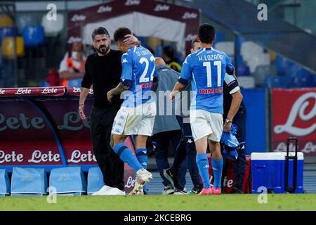 Giovanni Di Lorenzo von SSC Napoli feiert mit Gennaro Gattuso Manager von SSC Napoli nach dem vierten Tor während der Serie Ein Spiel zwischen Napoli und Udinese im Stadio Diego Armando Maradona, Neapel, Italien am 11. Mai 2021. (Foto von Giuseppe Maffia/NurPhoto) Stockfoto