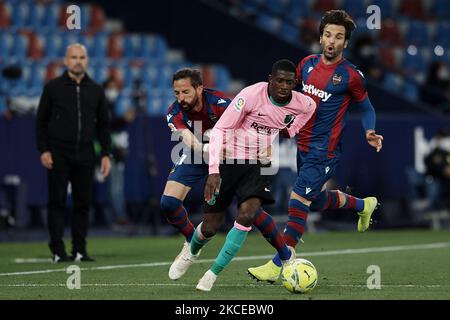 Ousmane Dembele aus Barcelona und Jose Luis Morales aus Levante treten beim La Liga Santander-Spiel zwischen Levante UD und FC Barcelona am 11. Mai 2021 im Stadion Ciutat de Valencia in Valencia, Spanien, um den Ball an. Sportstadien in ganz Spanien unterliegen aufgrund der Coronavirus-Pandemie weiterhin strengen Beschränkungen, da staatliche Gesetze zur sozialen Distanzierung Fans innerhalb von Veranstaltungsorten verbieten, was dazu führt, dass Spiele hinter verschlossenen Türen gespielt werden. (Foto von Jose Breton/Pics Action/NurPhoto) Stockfoto