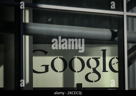 Ein Blick auf das Google-Logo am Eingang des europäischen Hauptgebäudes von Google in der Barrow Street, in Dublins Grand Canal Gegend. Am Dienstag, den 11. Mai 2021, in Dublin, Irland. (Foto von Artur Widak/NurPhoto) Stockfoto