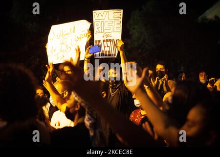 Die israelische Polizei zerstreut am Dienstag, dem 11. Mai 2021, einen palästinensischen Protest gegen israelische Aktionen in Jerusalem und im Gazastreifen in der nördlichen Küstenstadt Haifa. (Foto von Mati Milstein/NurPhoto) Stockfoto