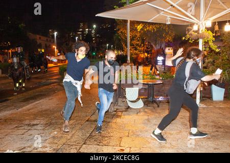Die israelische Polizei zerstreut am Dienstag, dem 11. Mai 2021, einen palästinensischen Protest gegen israelische Aktionen in Jerusalem und im Gazastreifen in der nördlichen Küstenstadt Haifa. (Foto von Mati Milstein/NurPhoto) Stockfoto
