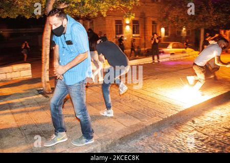 Die israelische Polizei zerstreut am Dienstag, dem 11. Mai 2021, einen palästinensischen Protest gegen israelische Aktionen in Jerusalem und im Gazastreifen in der nördlichen Küstenstadt Haifa. (Foto von Mati Milstein/NurPhoto) Stockfoto