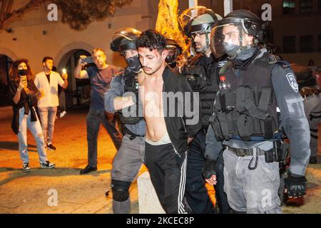 Die israelische Polizei zerstreut am Dienstag, dem 11. Mai 2021, einen palästinensischen Protest gegen israelische Aktionen in Jerusalem und im Gazastreifen in der nördlichen Küstenstadt Haifa. (Foto von Mati Milstein/NurPhoto) Stockfoto