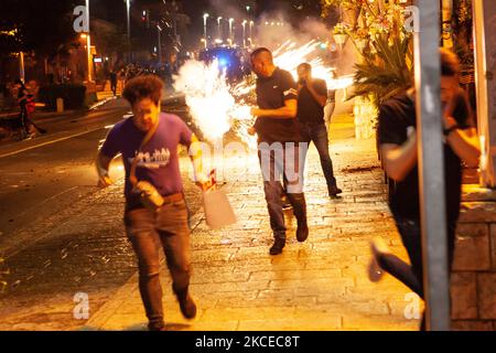 Die israelische Polizei zerstreut am Dienstag, dem 11. Mai 2021, einen palästinensischen Protest gegen israelische Aktionen in Jerusalem und im Gazastreifen in der nördlichen Küstenstadt Haifa. (Foto von Mati Milstein/NurPhoto) Stockfoto