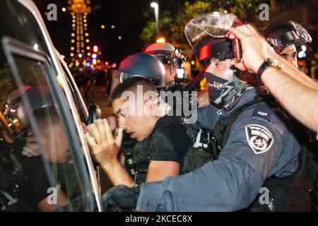 Die israelische Polizei zerstreut am Dienstag, dem 11. Mai 2021, einen palästinensischen Protest gegen israelische Aktionen in Jerusalem und im Gazastreifen in der nördlichen Küstenstadt Haifa. (Foto von Mati Milstein/NurPhoto) Stockfoto