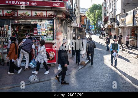 Am 11. Mai 2021 folgten die Bewohner des türkischen Viertels Kasimpasa in Istanbul locker sozialen Distanzierungsmaßnahmen und einer landesweiten Ausgangssperre von Covid-19, da die Straßen und Einkaufsviertel weiterhin recht voll waren. (Foto von Diego Cupolo/NurPhoto) Stockfoto