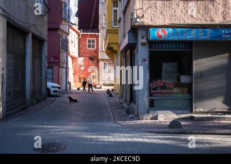 Am 11. Mai 2021 folgten die Bewohner des türkischen Viertels Kasimpasa in Istanbul locker sozialen Distanzierungsmaßnahmen und einer landesweiten Ausgangssperre von Covid-19, da die Straßen und Einkaufsviertel weiterhin recht voll waren. (Foto von Diego Cupolo/NurPhoto) Stockfoto