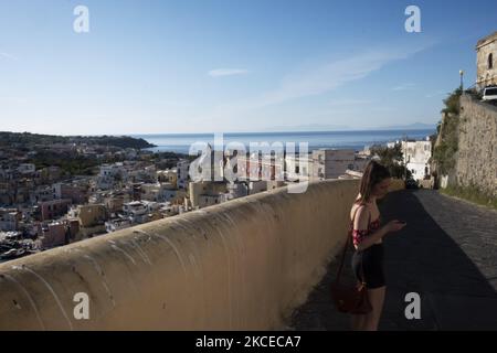 Ein Tourist überprüft ihr Telefon während eines Besuchs auf der Procida Insel. Procida, eine kleine Insel in der Nähe von Neapel, ist die erste Covid-freie Insel Italiens, da die gesamte Bevölkerung geimpft wurde. Darüber hinaus wurde die Insel als italienische Kulturhauptstadt 2022 nominiert, Procida, 10.. Mai 2021. (Foto von Francesco Boscarol/NurPhoto) Stockfoto