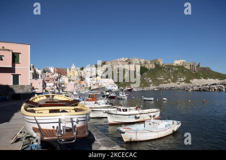 Blick auf Marina di Corricella, einen kleinen Hafen in der Insel Procida. Procida, eine kleine Insel in der Nähe von Neapel, ist die erste Covid-freie Insel Italiens, da die gesamte Bevölkerung geimpft wurde. Darüber hinaus wurde die Insel als italienische Kulturhauptstadt 2022 nominiert, Procida, 10.. Mai 2021. (Foto von Francesco Boscarol/NurPhoto) Stockfoto