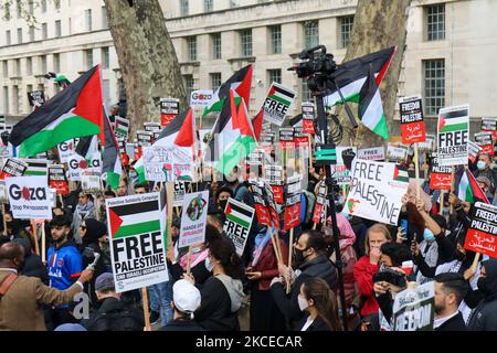 Demonstranten aus dem freien Palästina stoßen bei der Demonstration von Save Sheikh Jarrah in Whitehall, London, am Dienstag, 11.. Mai 2021, auf Polizei. (Foto von Lucy North/MI News/NurPhoto) Stockfoto