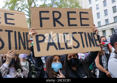 Demonstranten aus dem freien Palästina stoßen bei der Demonstration von Save Sheikh Jarrah in Whitehall, London, am Dienstag, 11.. Mai 2021, auf Polizei. (Foto von Lucy North/MI News/NurPhoto) Stockfoto