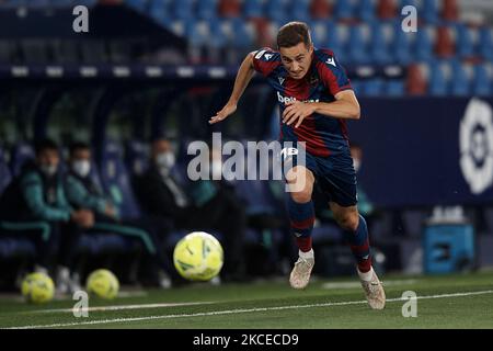 Während des La Liga Santander-Spiels zwischen Levante UD und FC Barcelona im Stadion Ciutat de Valencia am 11. Mai 2021 in Valencia, Spanien. Sportstadien in ganz Spanien unterliegen aufgrund der Coronavirus-Pandemie weiterhin strengen Beschränkungen, da staatliche Gesetze zur sozialen Distanzierung Fans innerhalb von Veranstaltungsorten verbieten, was dazu führt, dass Spiele hinter verschlossenen Türen gespielt werden. (Foto von Jose Breton/Pics Action/NurPhoto) Stockfoto