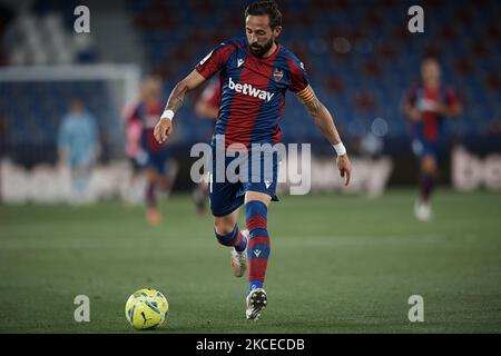 Jose Luis Morales aus Levante läuft mit dem Ball während des La Liga Santander-Spiels zwischen Levante UD und FC Barcelona im Stadion Ciutat de Valencia am 11. Mai 2021 in Valencia, Spanien. Sportstadien in ganz Spanien unterliegen aufgrund der Coronavirus-Pandemie weiterhin strengen Beschränkungen, da staatliche Gesetze zur sozialen Distanzierung Fans innerhalb von Veranstaltungsorten verbieten, was dazu führt, dass Spiele hinter verschlossenen Türen gespielt werden. (Foto von Jose Breton/Pics Action/NurPhoto) Stockfoto