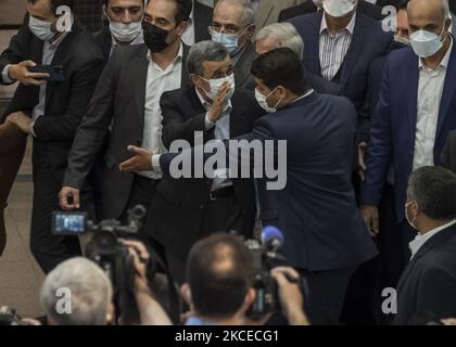 Eine offizielle Geste des ehemaligen Präsidenten Mahmoud Ahmadinedschad (C), der am 12. Mai 2021 in Zentral-Teheran die Präsidentschaftswahlen am 18. Juni antritt, wird vom Wahlvorstand im Gebäude des iranischen Innenministeriums durchgeführt. (Foto von Morteza Nikoubazl/NurPhoto) Stockfoto