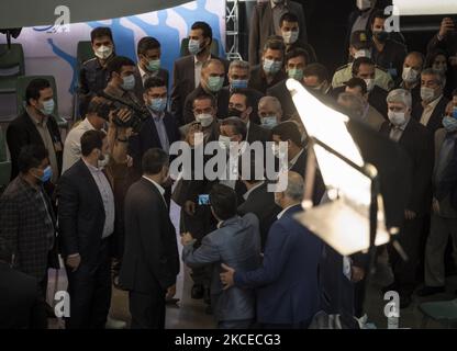 Der ehemalige Präsident Mahmoud Ahmadinejad (C) ist während seiner Teilnahme am Gebäude des iranischen Innenministeriums zur Kandidatur für die Präsidentschaftswahlen am 18. Juni in Zentral-Teheran am 12. Mai 2021 gewillt. (Foto von Morteza Nikoubazl/NurPhoto) Stockfoto