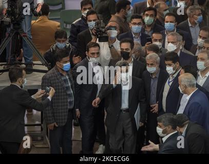 Der ehemalige Präsident Mahmoud Ahmadinejad (C) ist während seiner Teilnahme am Gebäude des iranischen Innenministeriums zur Kandidatur für die Präsidentschaftswahlen am 18. Juni in Zentral-Teheran am 12. Mai 2021 gewillt. (Foto von Morteza Nikoubazl/NurPhoto) Stockfoto