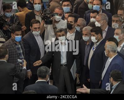 Der ehemalige Präsident Mahmoud Ahmadinejad (C) ist während seiner Teilnahme am Gebäude des iranischen Innenministeriums zur Kandidatur für die Präsidentschaftswahlen am 18. Juni in Zentral-Teheran am 12. Mai 2021 gewillt. (Foto von Morteza Nikoubazl/NurPhoto) Stockfoto