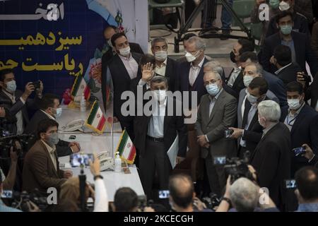Der ehemalige Präsident Mahmoud Ahmadinejad (C) ist während seiner Teilnahme am Gebäude des iranischen Innenministeriums zur Kandidatur für die Präsidentschaftswahlen am 18. Juni in Zentral-Teheran am 12. Mai 2021 gewillt. (Foto von Morteza Nikoubazl/NurPhoto) Stockfoto