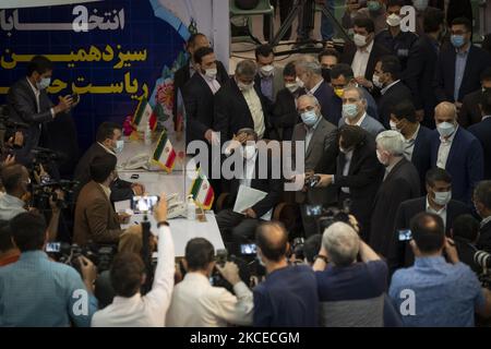 Der ehemalige Präsident Mahmoud Ahmadinejad (C) ist während seiner Teilnahme am Gebäude des iranischen Innenministeriums zur Kandidatur für die Präsidentschaftswahlen am 18. Juni in Zentral-Teheran am 12. Mai 2021 gewillt. (Foto von Morteza Nikoubazl/NurPhoto) Stockfoto