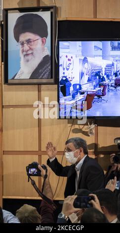 Der ehemalige Präsident Mahmoud Ahmadinejad verlas seine Erklärung, nachdem er sich am 12. Mai 2021 im Gebäude des iranischen Innenministeriums im Zentrum von Teheran als Kandidat für die Präsidentschaftswahlen vom 18. Juni angemeldet hatte. (Foto von Morteza Nikoubazl/NurPhoto) Stockfoto