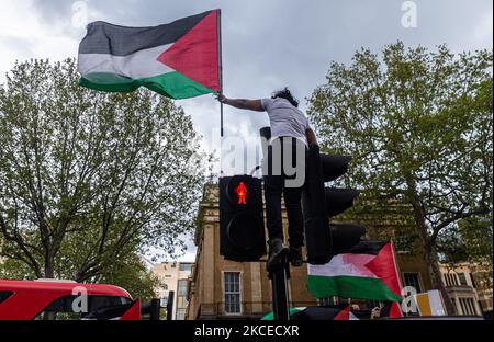 Demonstranten protestieren am 11.. Mai 2021 vor der Downing Street in London, Großbritannien, gegen die Gewalt gegen Palästinenser in Ostjerusalem und Gaza. (Foto vonTejas Sandhu/MI News/NurPhoto) Stockfoto