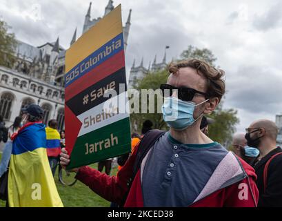 Demonstranten protestieren am 11. Mai 2021 vor dem Parlament in London, Großbritannien, gegen die kolumbianische Regierung, nachdem Hunderte von Menschen bei den jüngsten Protesten verletzt und Dutzende getötet wurden. (Foto von Tejas Sandhu/MI News/NurPhoto) Stockfoto