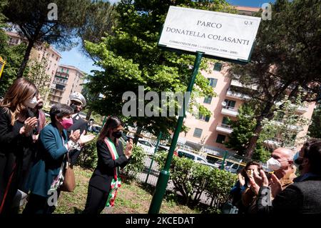 Die Bürgermeisterin von Rom, Virginia Raggi Virginia, Amedeo Ciaccheri und Roberto Colasanti, während der Zeremonie des Einweihungsparks zum Gedenken an Donatella Colasanti in ihrer Nachbarschaft, San Paolo. Fast 46 Jahre nach dem Massaker von Circeo, dessen einzige Überlebende sie war und das ihr Leben für immer markierte, enthüllte ihr Bruder Roberto die Gedenktafel „Donatella Colasanti, Kämpferin für Gerechtigkeit“ im Stadtpark zwischen Viale Giustiniano Imperatore und Via della Villa di Lucina. Am 12. Mai 2021 in Rom, Italien (Foto: Andrea Ronchini/NurPhoto) Stockfoto