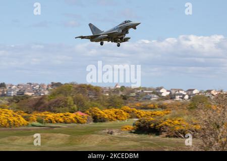 Ein Royal Air Force Eurofighter Typhoon überquert den Moray Golf Course während der Übung Joint Warrior am 11.. Mai 2021 in RAF Lossiemouth, Schottland. (Foto von Robert Smith/MI News/NurPhoto) Stockfoto