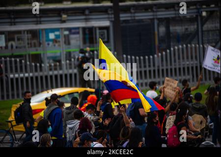 Demonstranten schwenken kolumbianische Flaggen, als Tausende Bogota, Kolumbien, am 12. Mai 2021 überfluteten, um gegen die Regierung von Präsident Ivan Duque und die Todesfälle zu protestieren, die durch Polizeibrutalität während Demonstrationen im ganzen Land verursacht wurden, die jetzt auf über 40 ansteigen. (Foto von Sebastian Barros/NurPhoto) Stockfoto