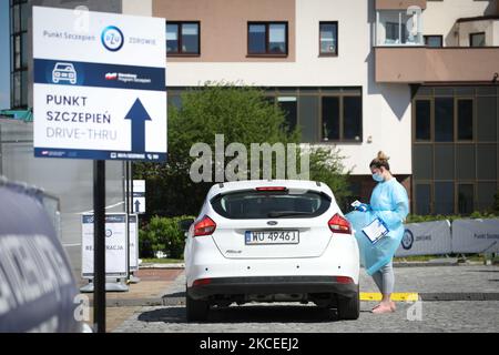 Eine Frau registriert Menschen und nimmt ihre Temperaturen am 12. Mai 2021 an der ersten Drive-Thru-Impfstelle COVID-19 in Warschau, Polen, auf. Die erste Durchlaufimpfstelle in Warschau wird derzeit rund 120 Menschen pro Tag behandeln und mindestens für die nächsten sechs Monate dort bleiben. An diesem Samstag wird der nächste Schritt zur Lockerung der COVID-19-Beschränkungen stattfinden, in dem Bars und Restaurants Freiflächen nutzen dürfen. Polen hat 28 Prozent seiner Bevölkerung geimpft, knapp unter dem EU-Durchschnitt von 29 Prozent. (Foto von STR/NurPhoto) Stockfoto