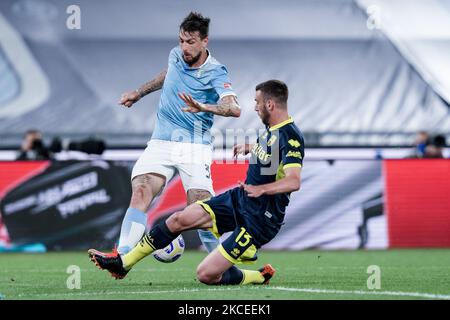 Francesco Acerbi von der SS Lazio und Mattia Bani von Parma Calcio 1913 kämpfen während des Serie A-Spiels zwischen der SS Lazio und Parma Calcio 1913 im Stadio Olimpico, Rom, Italien, am 12. Mai 2021 um den Ball. (Foto von Giuseppe Maffia/NurPhoto) Stockfoto