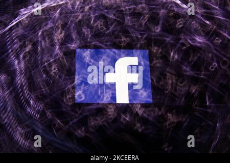 Das Logo von Facebook auf einem Telefonbildschirm und einer Tastatur ist auf diesem Foto mit Mehrfachbelichtung zu sehen, das am 13. Mai 2021 in Krakau, Polen, aufgenommen wurde. (Foto von Jakub Porzycki/NurPhoto) Stockfoto