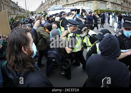 Demonstranten blockieren einen Einreisewagen des britischen Heimbüros, nachdem am Morgen in der Kenmure Street in Pollokshields am 13. Mai 2021 in Glasgow, Schottland, ein Razzia-Versuch durchgeführt wurde. (Foto von Ewan Bootman/NurPhoto) Stockfoto