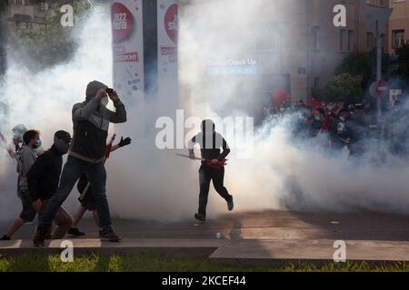 Palästinensische Demonstranten durchstoßen am 12. Mai 2021 vor der israelischen Botschaft in Athen, Griechenland, Tränengase. (Foto von Konstantinos Zilos/NurPhoto) Stockfoto