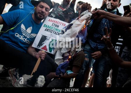 Am 12. Mai 2021 brennen Palästinenser vor der israelischen Botschaft in Athen, Griechenland, die israelische Flagge. (Foto von Konstantinos Zilos/NurPhoto) Stockfoto