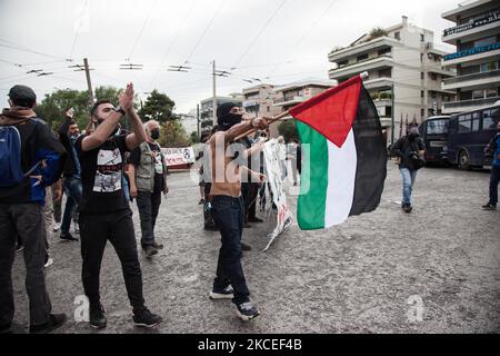 Palästinensische Aktivisten versammeln sich am 13. Mai 2021 vor der israelischen Botschaft in Athen, Griechenland, zu einer Kundgebung inmitten verstärkter Spannungen zwischen Israel und den palästinensischen Gebieten. (Foto von Konstantinos Zilos/NurPhoto) Stockfoto