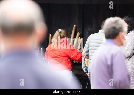 Pilger zusammen im Heiligtum, 13. Mai 2021, in Fátima, Portugal. Die Internationale Jahrestages-Pilgerfahrt im Mai feiert die Erscheinung der Muttergottes an die drei Hirten Lucia, Jacinta und Francisco am 13. Mai 1917. (Foto von Nuno Cruz/NurPhoto) Stockfoto