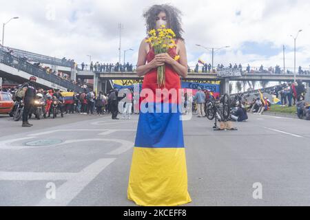 In Bogota trägt eine Frau die kolumbianische Flagge mit einigen Blumen auf den Kopf. Kolumbien feiert 15 Tage nationalen Streik gegen die Regierung von Iván Duque. (Foto von Daniel Garzon Herazo/NurPhoto) Stockfoto