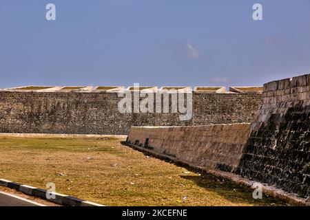 Jaffna Fort in Jaffna, Sri Lanka. Jaffna Fort wurde von den Portugiesen in Jaffna, Sri Lanka, 1618 unter Phillippe de Oliveira nach der portugiesischen Invasion von Jaffna gebaut. Die Festung befindet sich in der Nähe des Küstendorfes Gurunagar. Aufgrund zahlreicher Wunder, die der Statue der Jungfrau Maria in der Kirche in der Nähe zugeschrieben wurden, wurde die Festung als Festung unserer Lieben Frau von Wundern von Jafanapatao (Fortaleza de Nossa Senhora dos Milagres de Jafanapatao) benannt. Es wurde 1658 von den Holländern unter Rijckloof van Goens gefangen genommen, der es erweiterte. 1795 wurde es von den Briten übernommen und blieb unter dem Dach Stockfoto