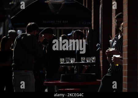 Menschen, die vor einem Pub im Stadtzentrum von Dublin einen Drink zum Mitnehmen genießen. Am Donnerstag, den 13. Mai 2021, in Dublin, Irland. (Foto von Artur Widak/NurPhoto) Stockfoto